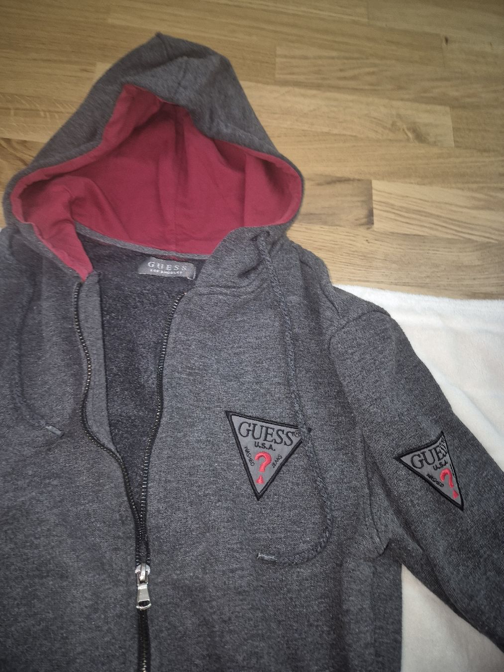 Guess Lotti di vestiti: Guess Trainingsanzug dunkelgrau mit Logo, Grösse S. – Usato da Zofingen venduto da kar_9jfg 3