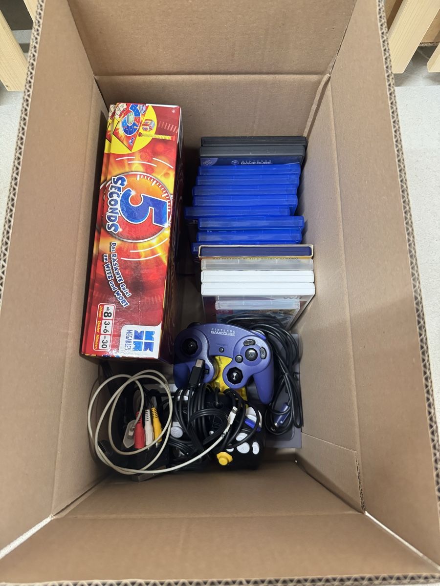 Jeux: Konvolut Games/Handys/DVDs/Brettspiel/Controller gem. Bilder – D'occasion à Liestal par MoneyMatter 1