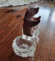 geschnitztes Bärchen mit zwei Glasschälchen  -  Brienz