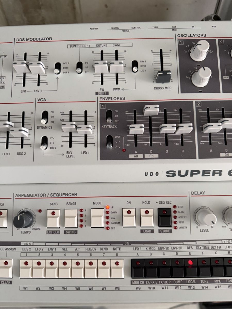 Strumenti musicali: UDO Audio Super 6 Polyphonic Synthesizer mit Deckel – Usato da Basel venduto da jor_8dh5 2