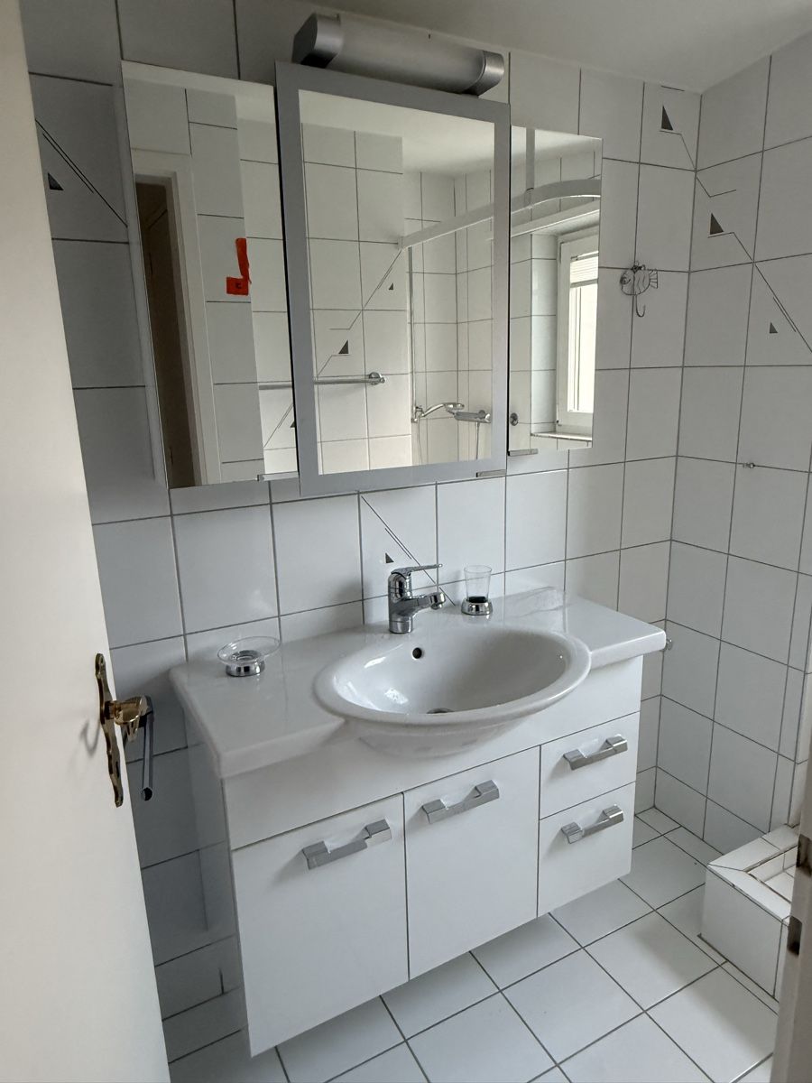 Armoires miroirs: SIDLER Spiegelschrank mit integrierter Beleuchtung. – D'occasion à Reinach BL par rom_jb5y