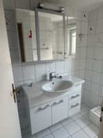 Spiegelschrank mit integrierter Beleuchtung.