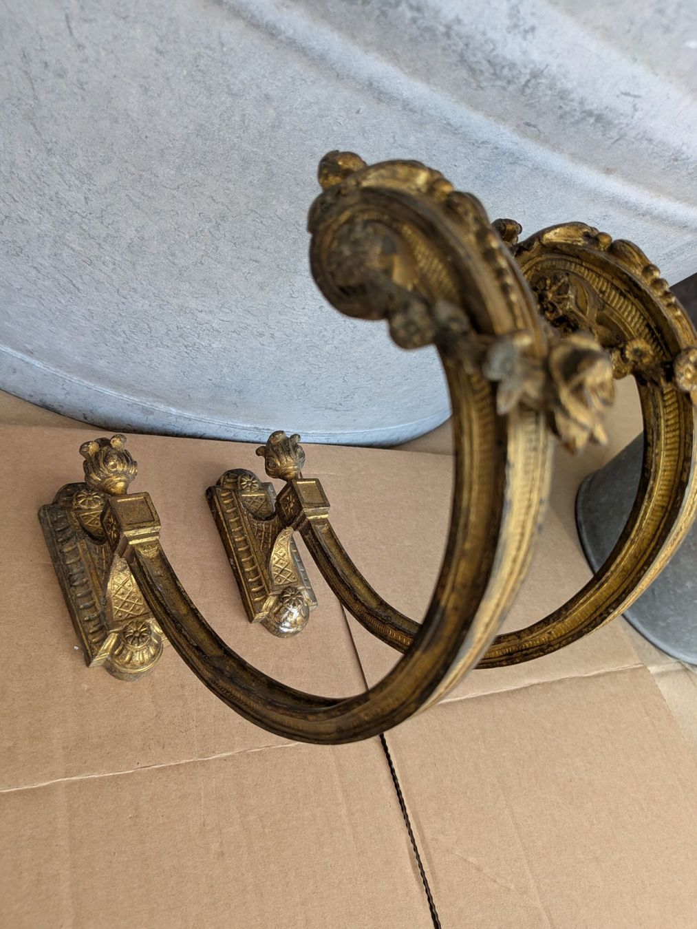 Sculture & Statue: 2 grosse antike Bronze Vorhangstangenhalter oder Raffhalter – Usato da Emmen venduto da Brockofsky 1