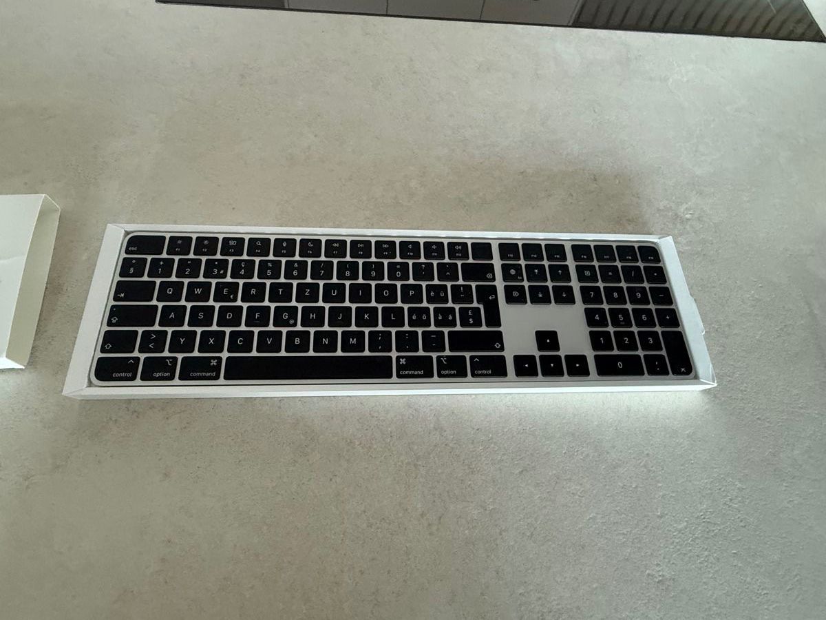 Apple Tastaturen: Apple Magic Keyboard with Touch ID – Gebraucht aus Richterswil von Schoetto