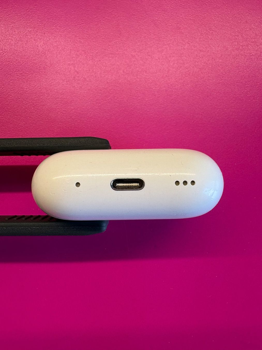Apple Ladegeräte: Apple AirPods Pro2 charging case (A2968). – Gebraucht aus Lausanne von sil_2dxk 4