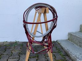 schöner bordeauxroter Reitzaum