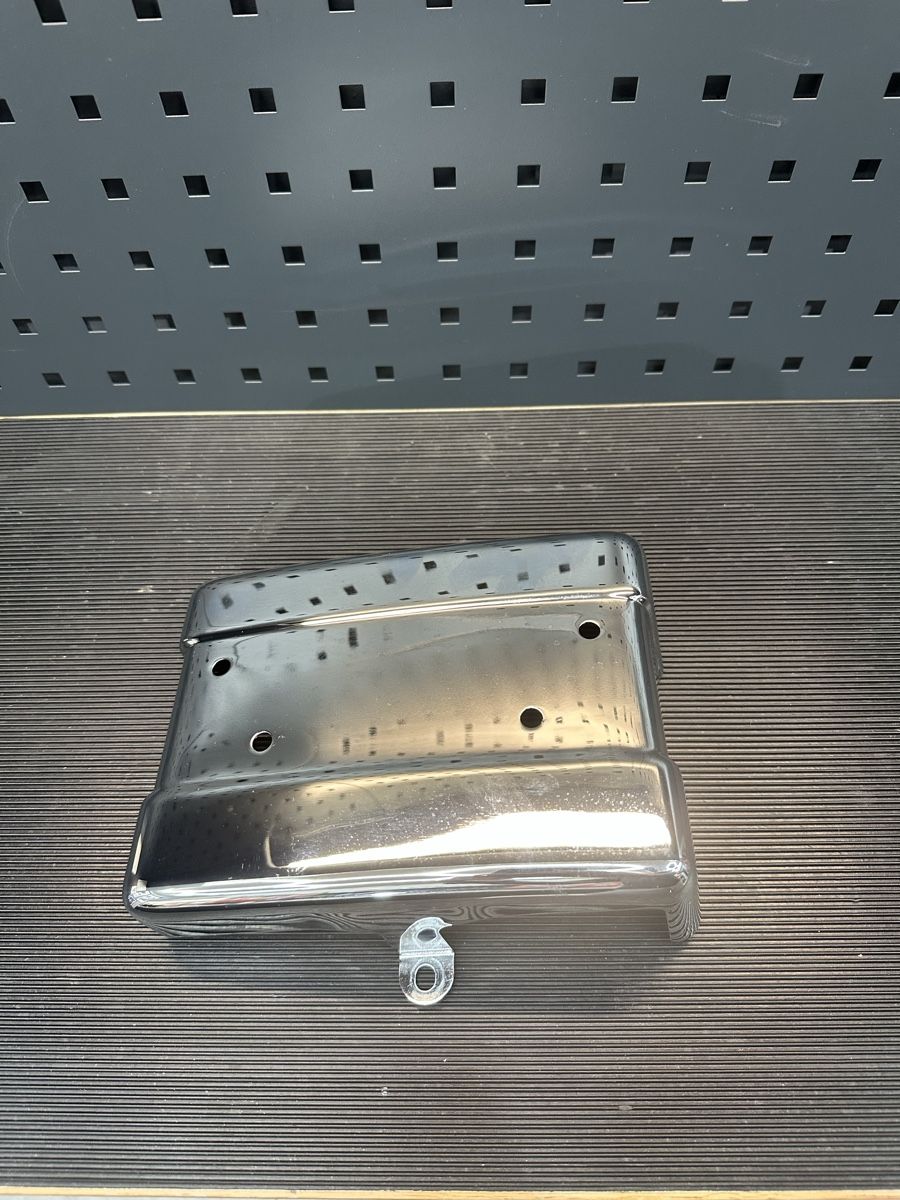 Harley-Davidson Tutti i ricambio per moto: Cache Batterie Chrome pour Harley Davidson Dyna Street Bob – Usato da Pringy venduto da Antoine512ENJ