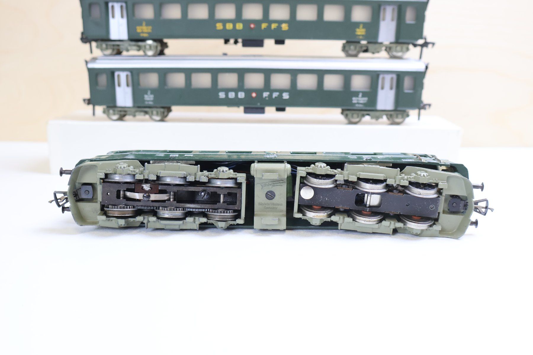 Fleischmann Modellini di ferrovie: Fleischmann SBB Ae 6/6 & Personenwagen - DC H0 – Usato da Winterthur venduto da Monstera 5