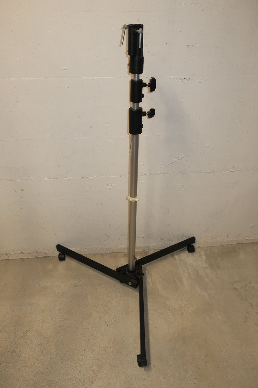 Manfrotto Trépieds & Accessoires: Manfrotto Lampen Stativ mit Rollfuss klappbar – D'occasion à Zürich par dnk_nrd8
