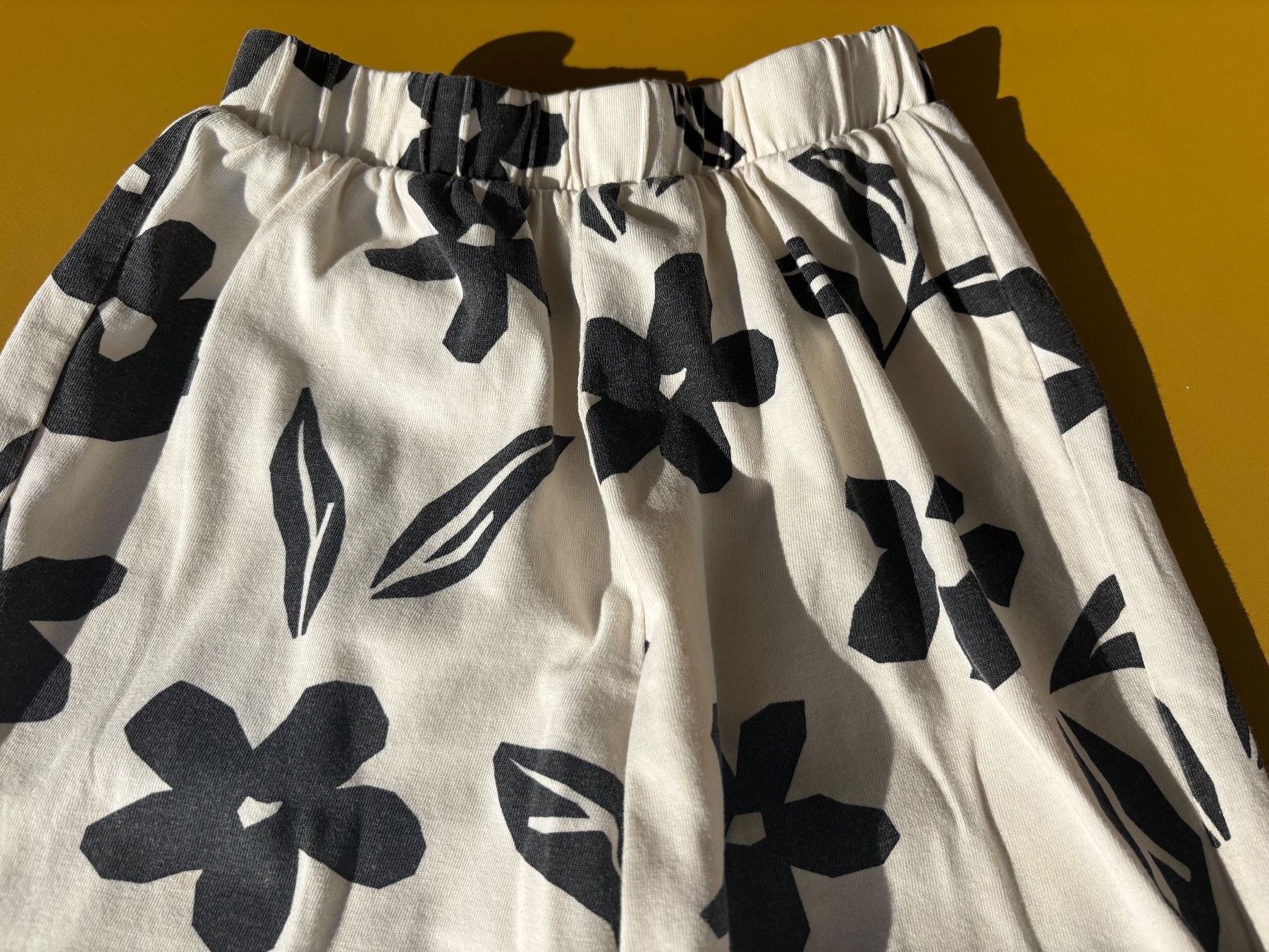 Zara Pantaloni: ZARA leichte Hose mit Blumen Gr. 122 – Usato da Zürich venduto da missmodernage 1