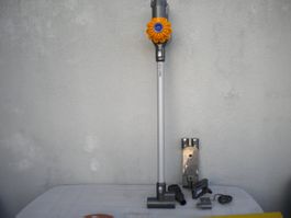 Dyson V-6 Akkustaubsauger mit Bürste und Rohr + neue Akku