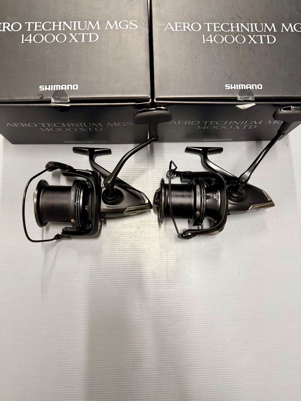 Shimano Tamburi & Mulinelli: 2x Shimano Aero Technium MgS 14000XTD Karpfenrollen – Nuovo e nell'imballaggio originale da Trimbach venduto da duri..