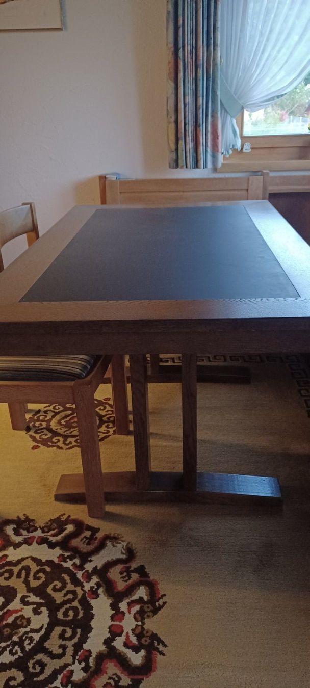 Set di tavolo e panche: Schiefertisch mit Eckbank und drei Stühlen – Usato da Märstetten venduto da Gwundrig01 4
