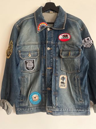 Vintage Jeansjacke mit aufgenähten Patches