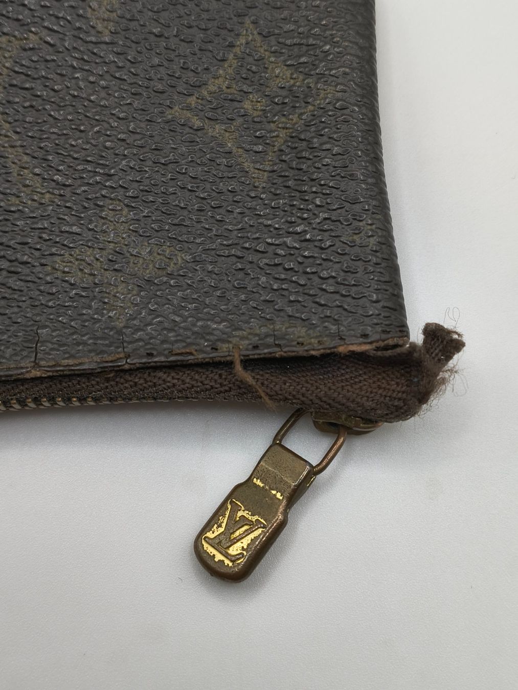 Louis Vuitton Portafogli: Louis Vuitton Monogram Zip Pouch - Heavily Worn – Difettoso da Villars-sur-Ollon venduto da VicJ 2