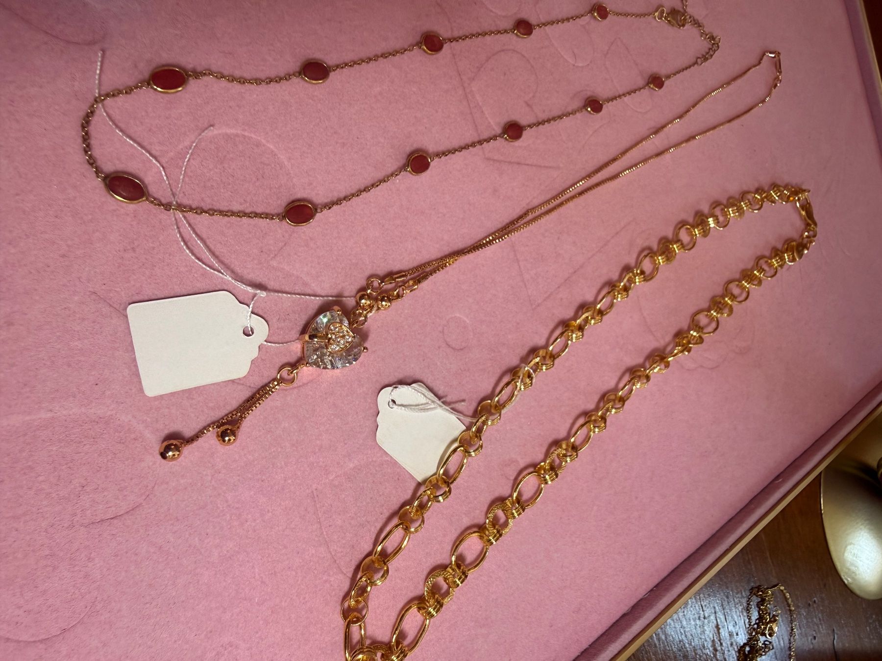 Altri gioielli: Superbe collection de colliers dorés - lot de 12 – Nuovo e nell'imballaggio originale da St-Maurice venduto da Sandrinette123 5