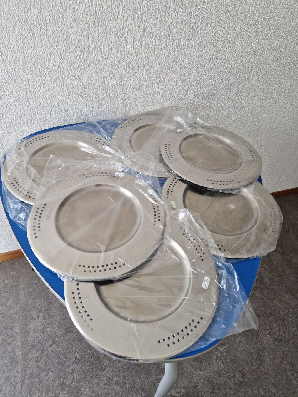 Plateaux: 6 Stk. neue silberfarbene Platten/Teller – Neuf avec emballage d'origine à Münchenbuchsee par Aare22