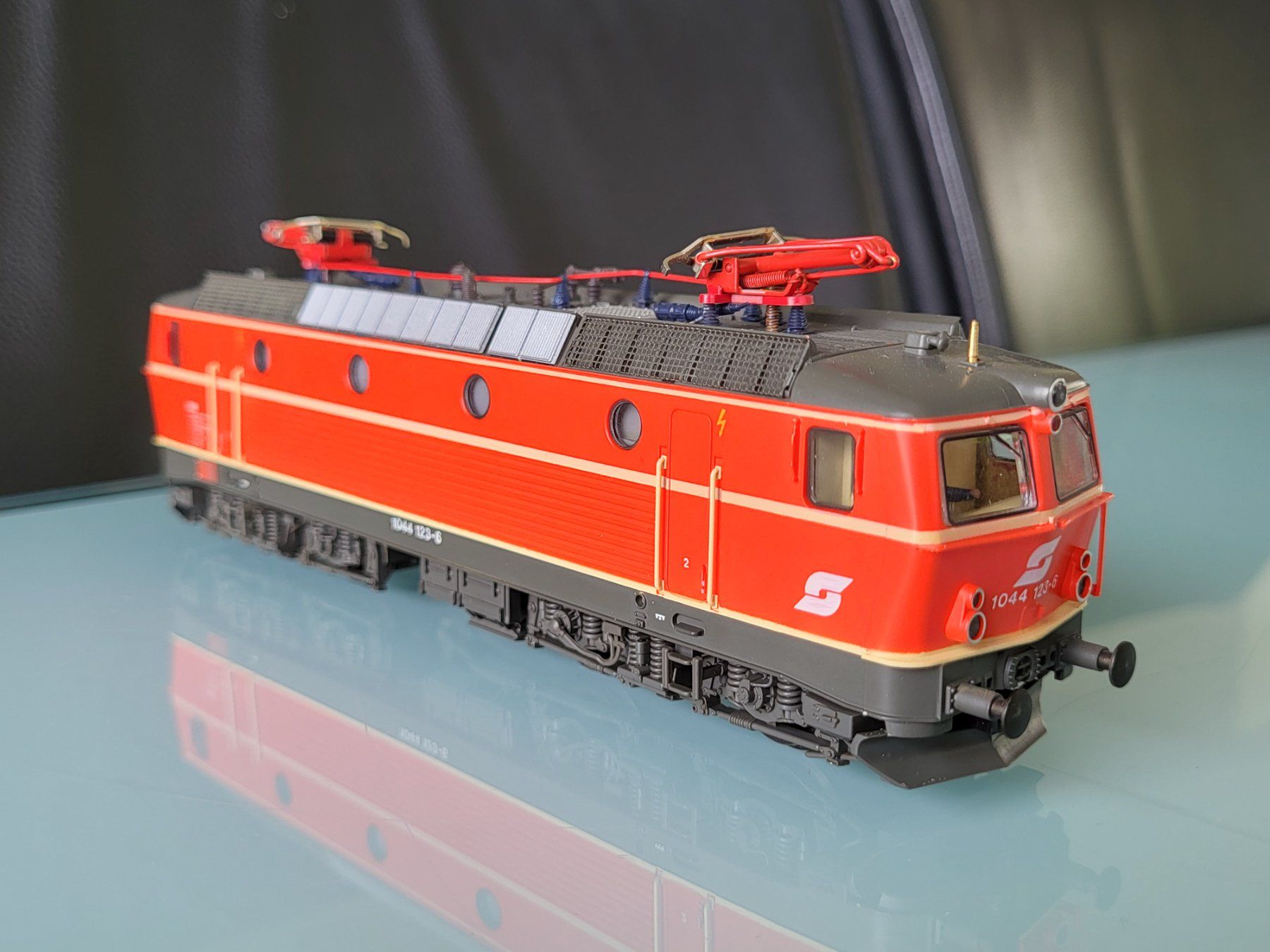 Roco Modellini di ferrovie: H0  ROCO  ÖBB  1044 123-6 – Usato da Oberburg venduto da sensetal