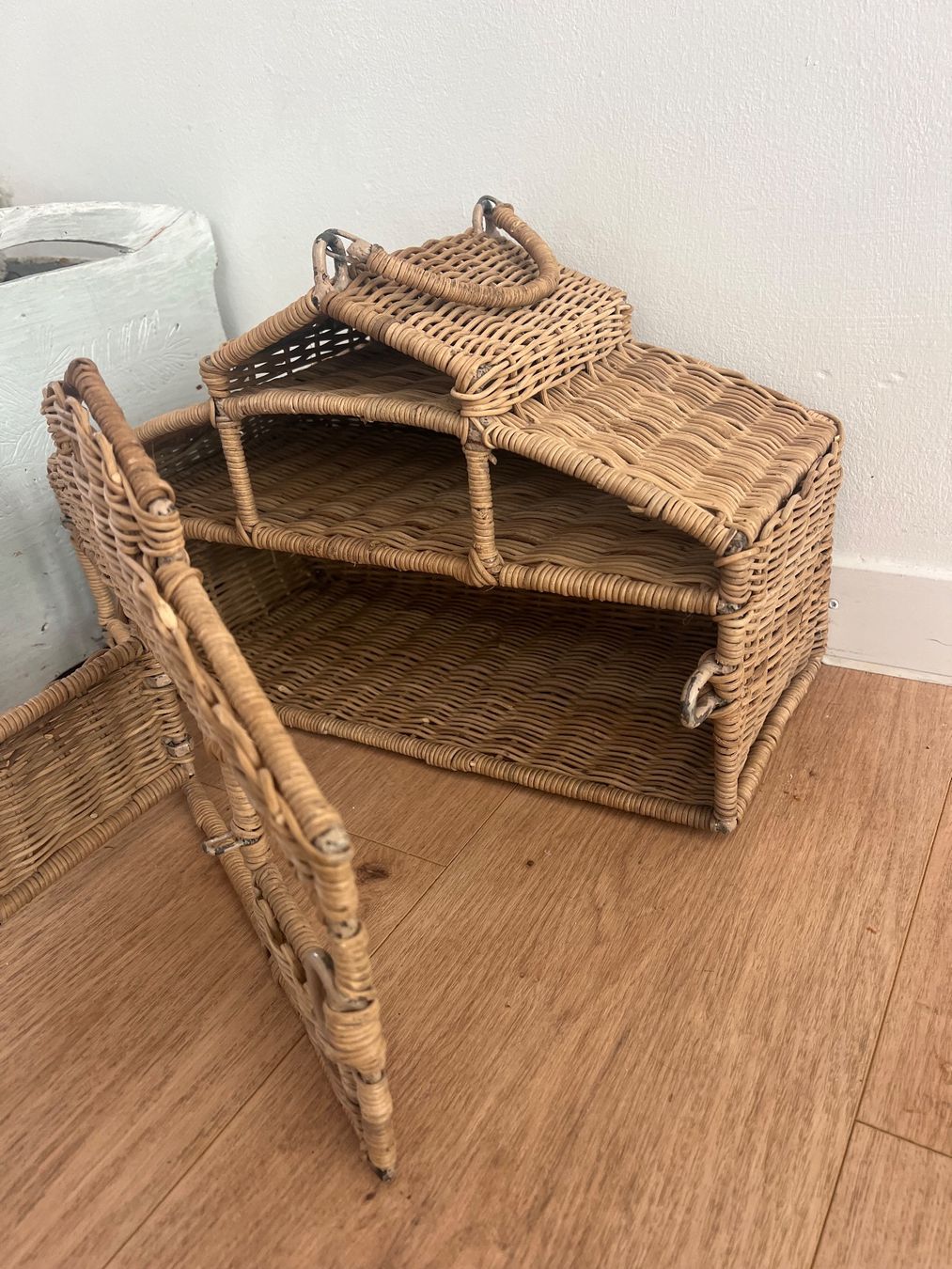 Case e mobili per bambole: Hochwertiger Stall aus Korb/ Metall SothAfrican Design – Usato da Lufingen venduto da bombolulu 1