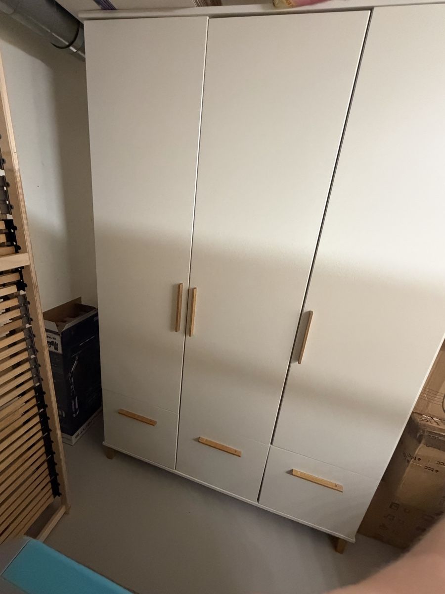 Schränke: Wooden white wardrobe – Gebraucht aus Zürich von ann_b7gw