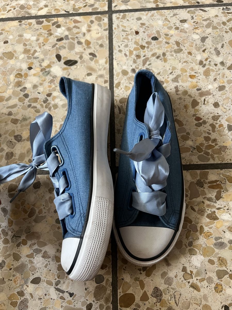 Scarpe da donna: Blaue Stoffschuhe Gr. 37 mit Satinbänder – Usato da Bad Zurzach venduto da Heugumper7