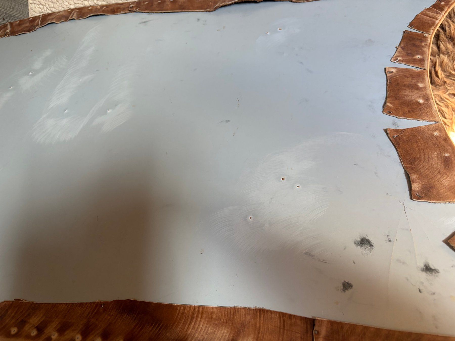 Schilder: Schild - Dünne Holzplatte mit Leder bespannt – Gebraucht aus Mollis von Hg 6