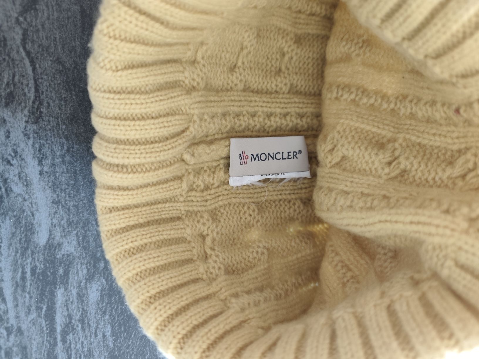 Moncler Copricapi, berretti & cappellini: Moncler bonnet avec pompon – Nuovo (secondo la descrizione) da Martigny venduto da Vintage-23 4