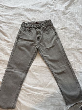 Tommy Jeans gris, taille 28, coupe Izzy, parfait pour l'été!