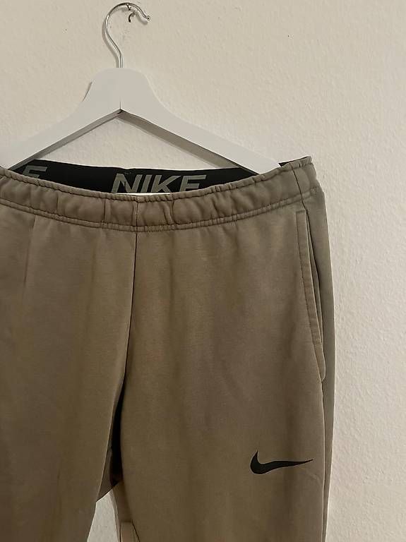 Nike Pantaloni: Nike Jogginghose Grösse M – Usato da Basel venduto da mas_7m5n 1