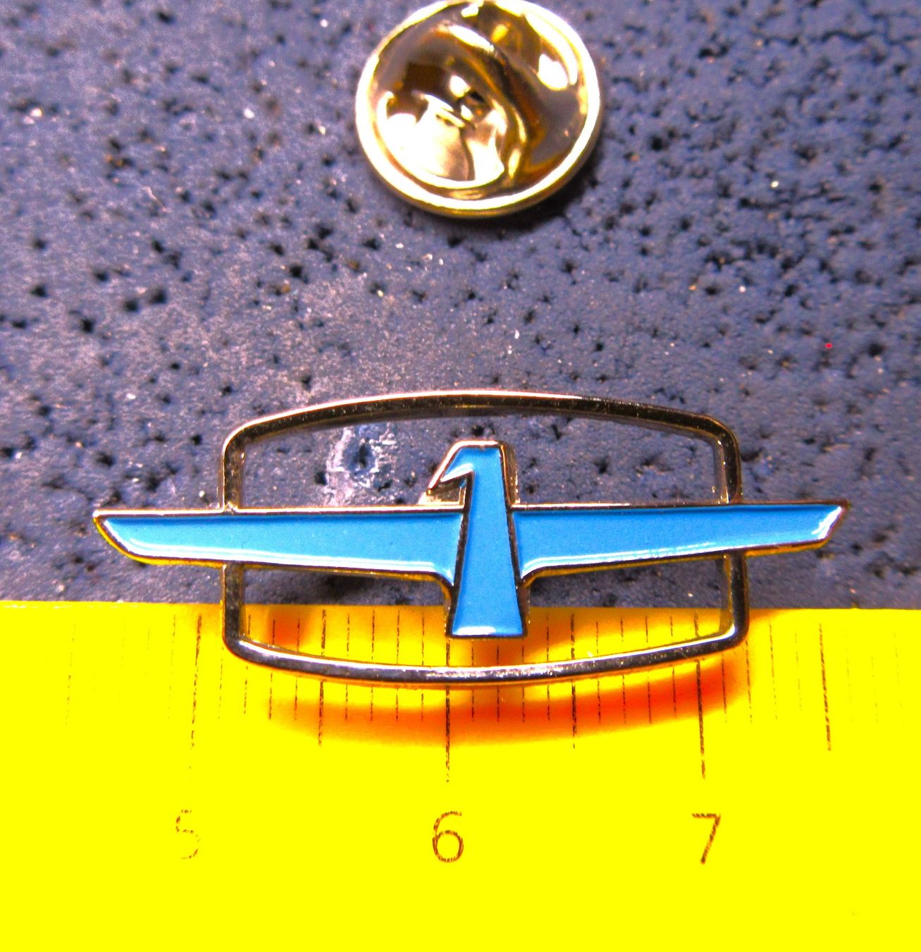 Ford Plaketten & Abzeichen: FORD THUNDERBIRD CUTOUT AUTO LOGO PIN VINTAGE – Gebraucht aus Ettingen von Hausi4711