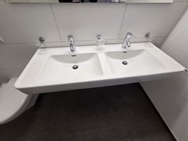 Doppelwaschtisch Laufen weiss mit Armaturen Hansgrohe