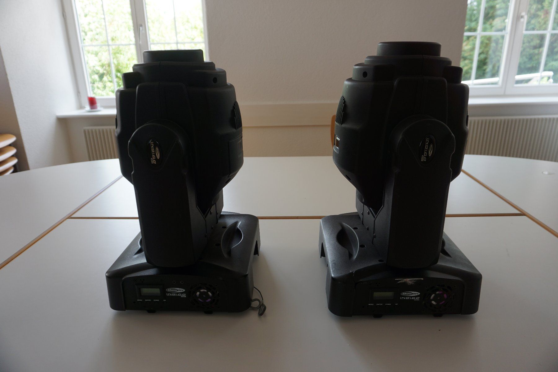 Showtec Lampade: 2x ShowTec indigo 4500 mit Transportkiste – Usato da Gächlingen venduto da Samuel-Hafen 1