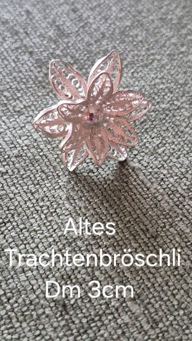Spille & Fermagli: Silberne Trachtenbrosche, fein ziseliert, Dm 3cm – Nuovo (secondo la descrizione) da Burgdorf venduto da carodesign1 2