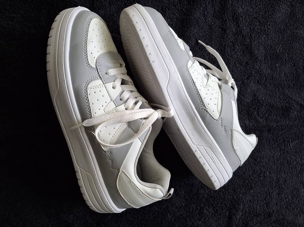 Scarpe da donna: grau/weisse Turnschuhe. Nr.40 – Usato da Effretikon venduto da CorneliaM03