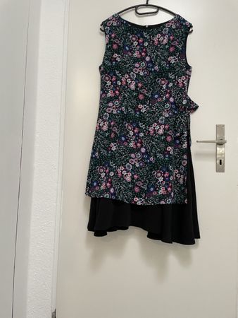 Sommerliches Blumenkleid, Grösse 36, ideal für warme Tage