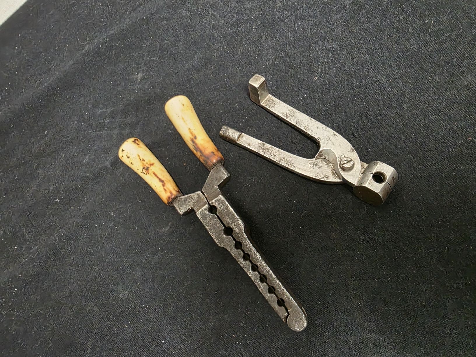 Tutti gli attrezzi: 2 Antike Geschossgiess-Set mit Zange,  Kugelzange – Usato da Wolfertswil venduto da Antiko 7
