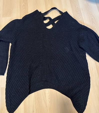 Schwarzer Strickpullover