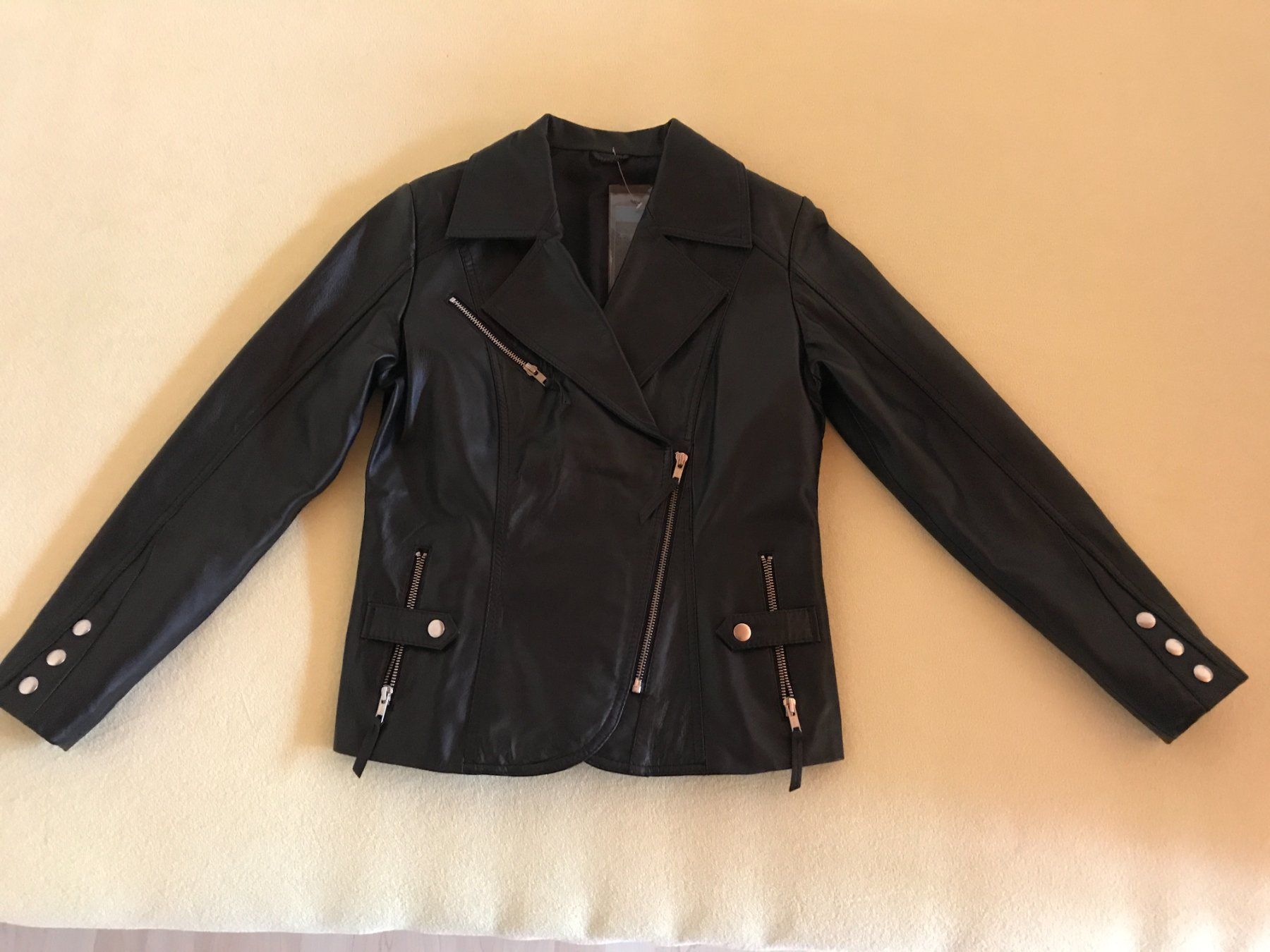 Jacken: Lederjacke schwarz, neu, Grösse S – Neu und originalverpackt aus Humlikon von enersana