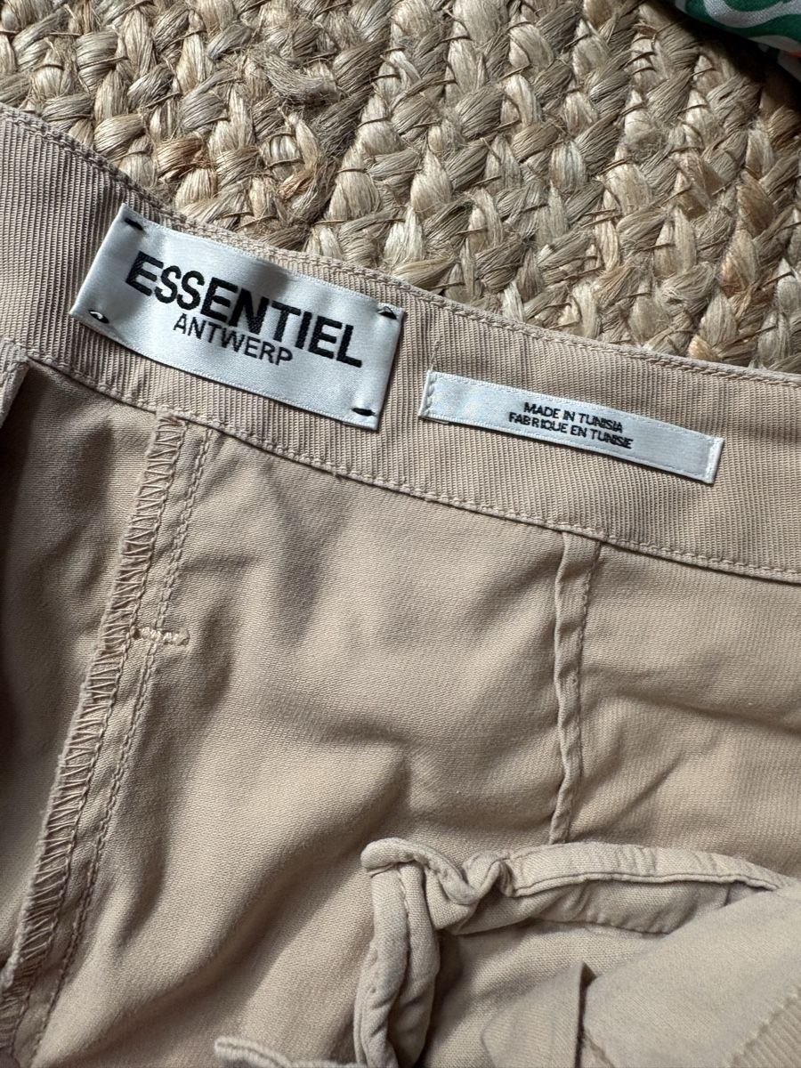 Pantaloni: Essentiel Antwerp Shorts beige 36-38 – Usato da Zürich venduto da chloe26 1