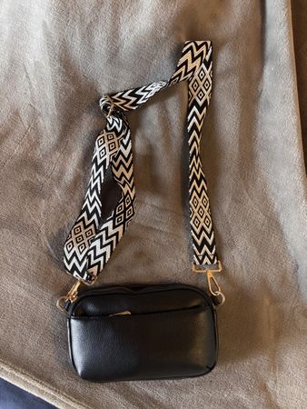 Sac bandoulière noir avec sangle décorée