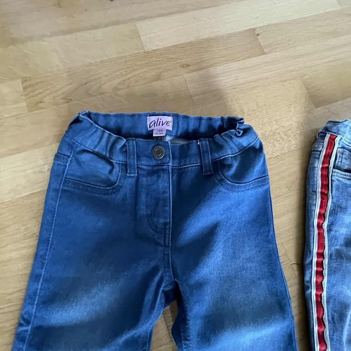 Pantaloni: 3 Jeanshosen 134 – Usato da Oetwil am See venduto da mar_t7ct 1