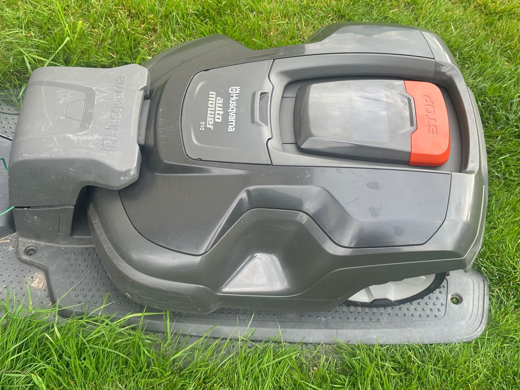 Husqvarna Tagliaerba: Rasenrobot Husqvarna 310 mit Connect Modul Jg.2018 – Usato da Schöftland venduto da lazer04 1