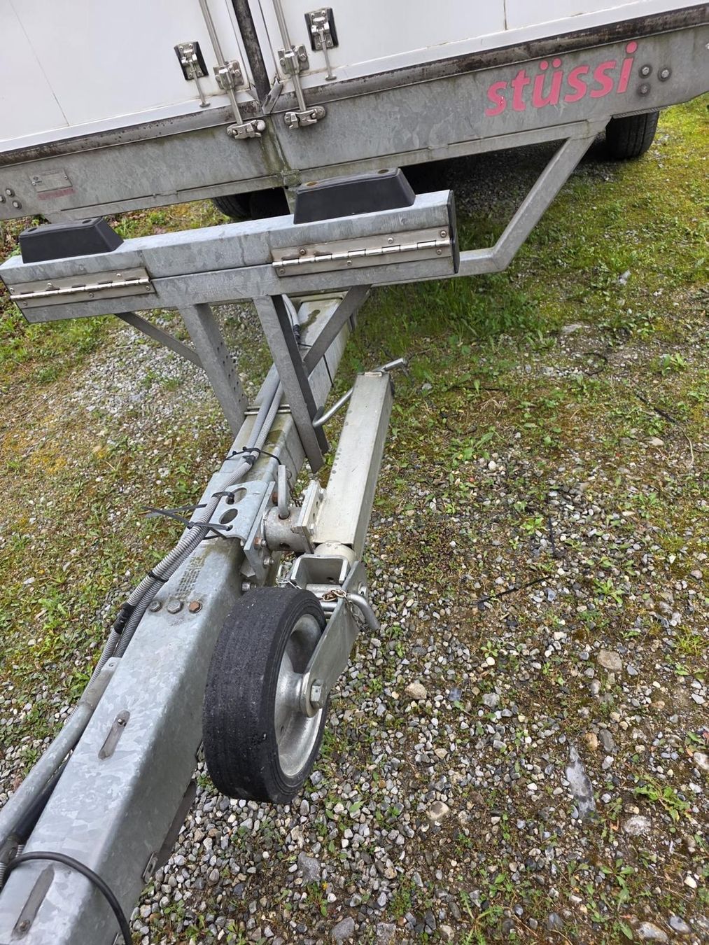 Vezeko Rimorchi: Anhänger 3.5t mit Hebebühne – Usato da Hunzenschwil venduto da mab_786b 8