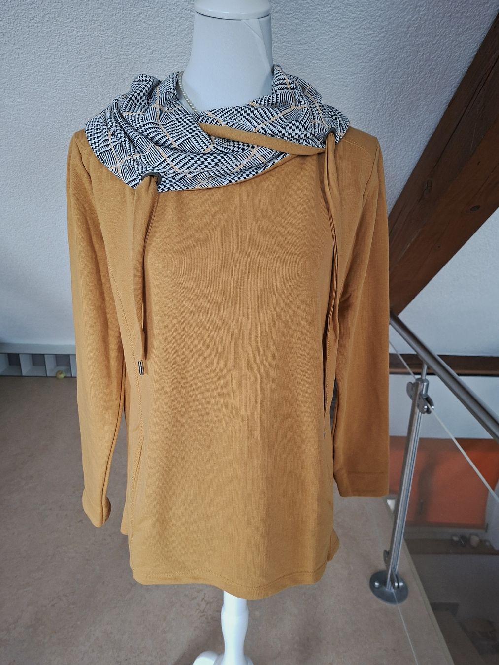 Maglioni & Felpe: Damen Pullover Multiblu senfgelb Kragen gemustert Grösse 38 – Usato da Klingnau venduto da vollmond36
