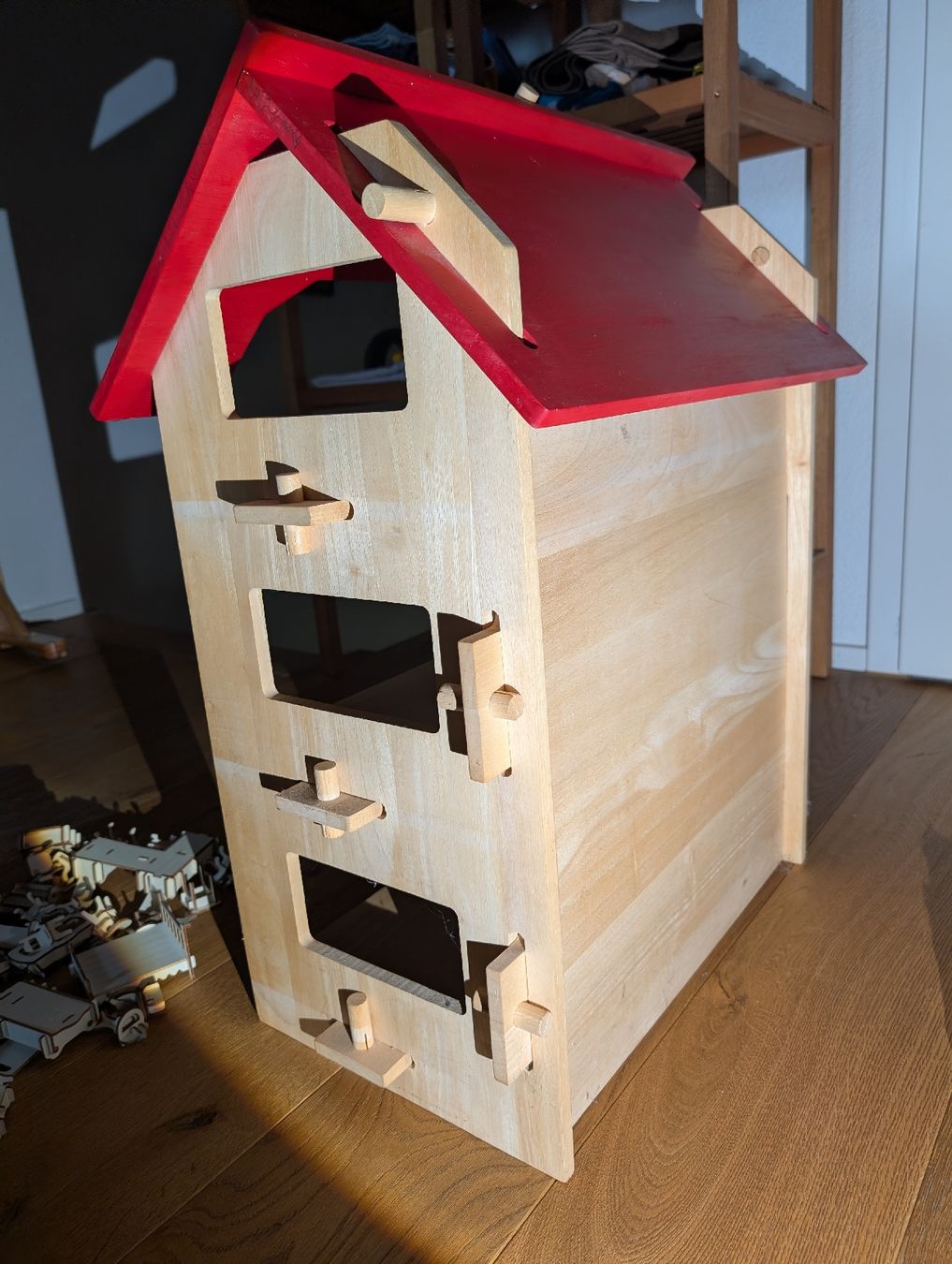 Puppenhäuser & -möbel: Puppenhaus Holz mit Mobiliar – Gebraucht aus Oberengstringen von Sgundel 3