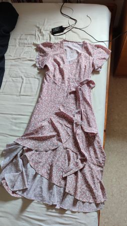 rosa Wickelkleid geblümt mit Rüschen Grösse S NEU