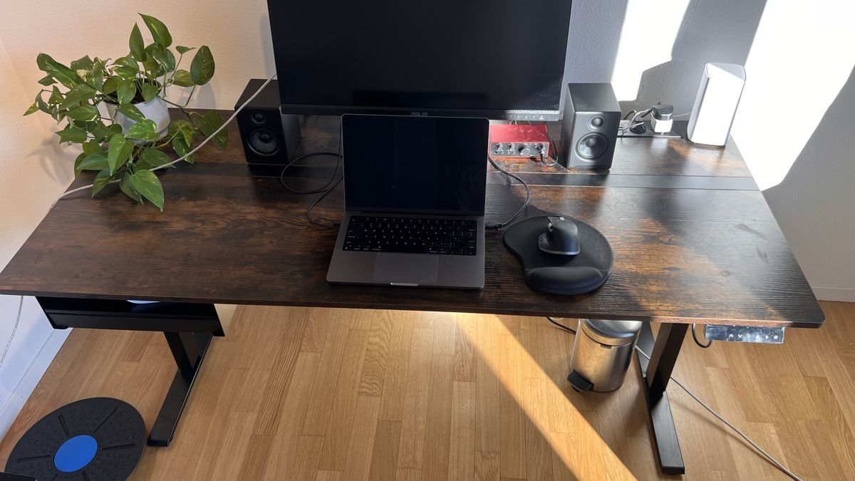 Schreibtische: Standing desk dark wood electronic height adjustable 160cm – Neu (gemäss Beschreibung) aus Schaffhausen von ari_7r7g 1