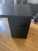 Schwarzer Tisch mit Kommode grats