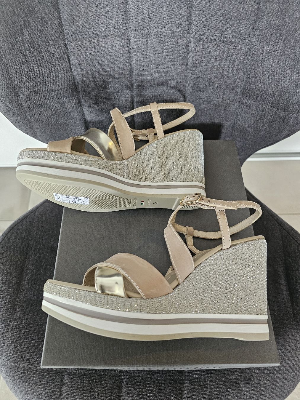 Scarpe da donna: Sandales Neuves "Nero Giardini" dorées/Beiges/Compensées – Nuovo e nell'imballaggio originale da Basel venduto da Paloma6261 2