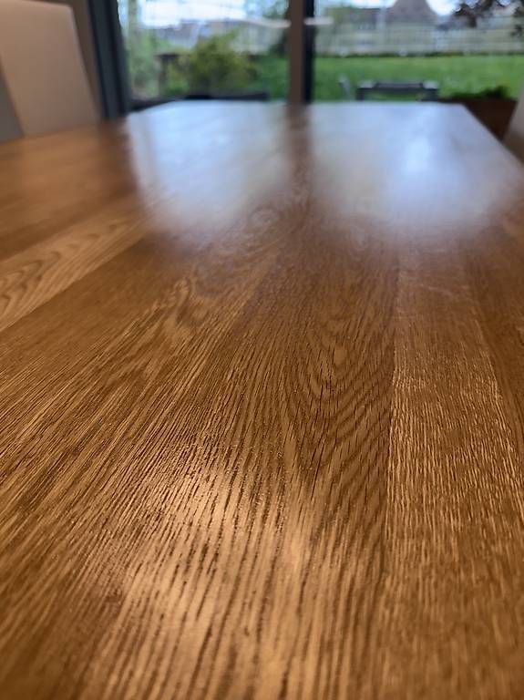 Set di tavolo e panche: Table en bois massif Pfister avec 4 chaises  – Usato da Bern venduto da nastrovov 1